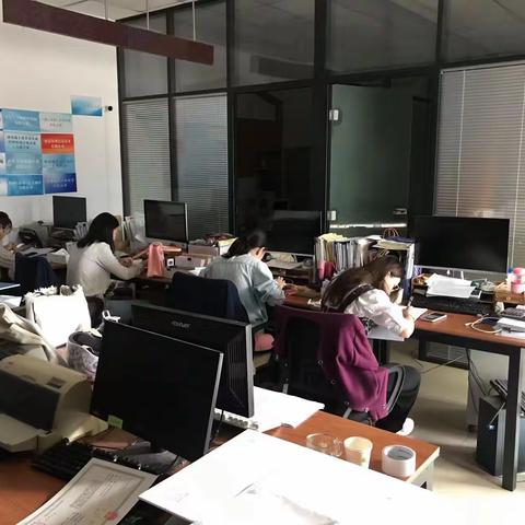 六里山街道便民服务中心宣传落实创业补贴政策