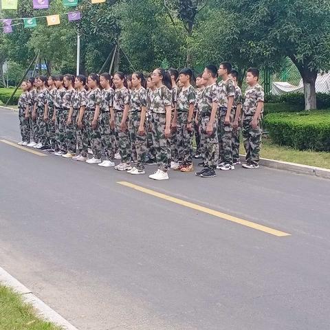 体验军训生活，规划人生格局——20班