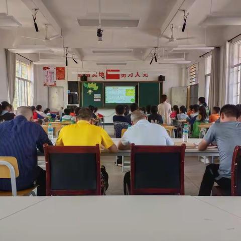 成长是跌跌撞撞，还依然向前的勇气；成长是历经磨难，却心怀感恩的沉着；成长是面对困难却坦然微笑的信心。