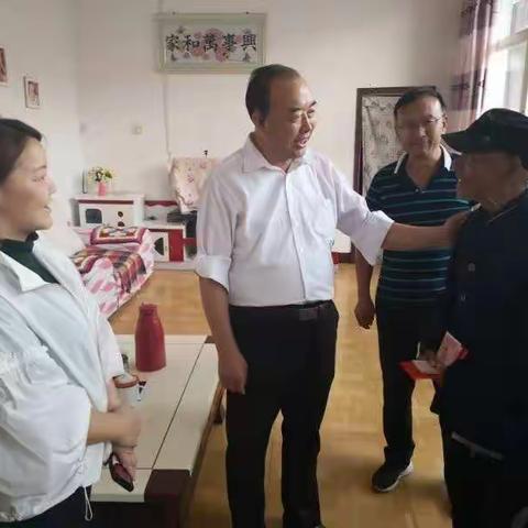 县领导陈英、申金燕到鹿头乡慰问建国前老党员并督导重点工作