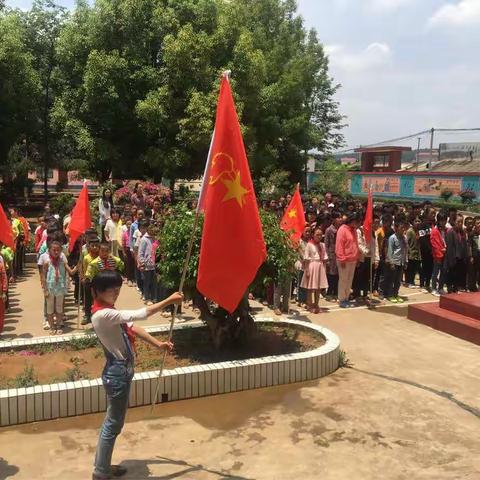 宜良县木龙小学“小手拉大手，共建美好家园”主题队会活动