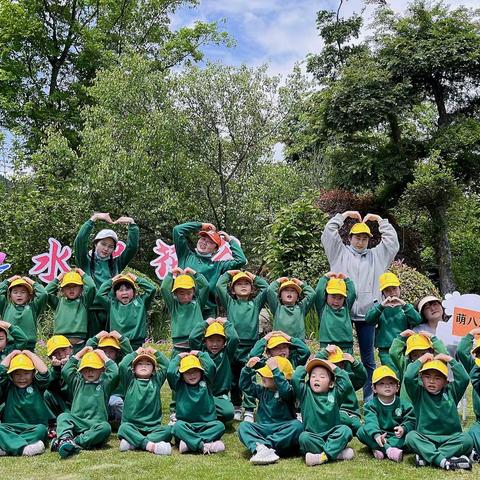 小苹果幼儿园    萌八班《不负春光，快乐春游》