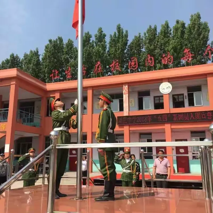 修武县周庄中学举行隆重的五四青年节新团员入团仪式
