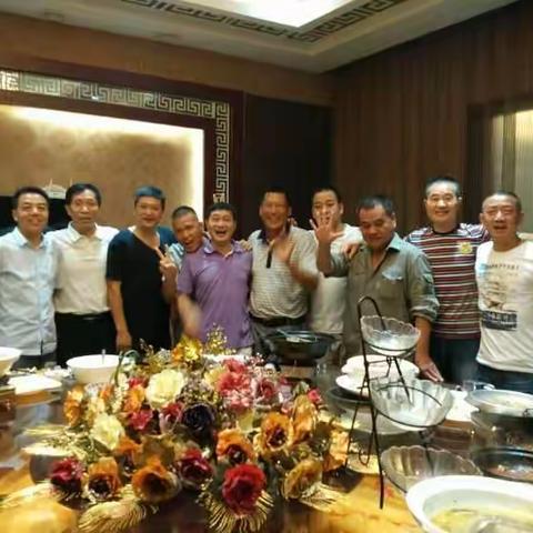 落暮的青春 友谊花正浓 (四团七连部份战友相聚湖北)