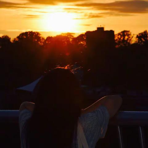 兴来每独往，胜事空自知。行到水穷处，坐看云起时。－江上小舟行走日记之拍