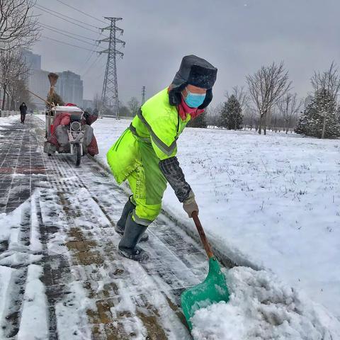 辛苦了！飞雪中忙碌的人