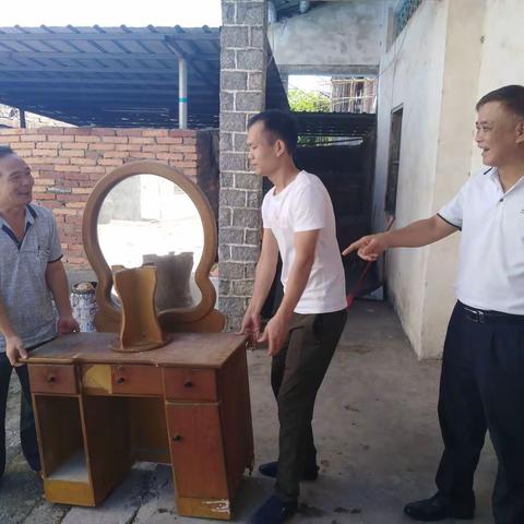镇包点领导李现乐等到加老村委会督查危改入住工作
