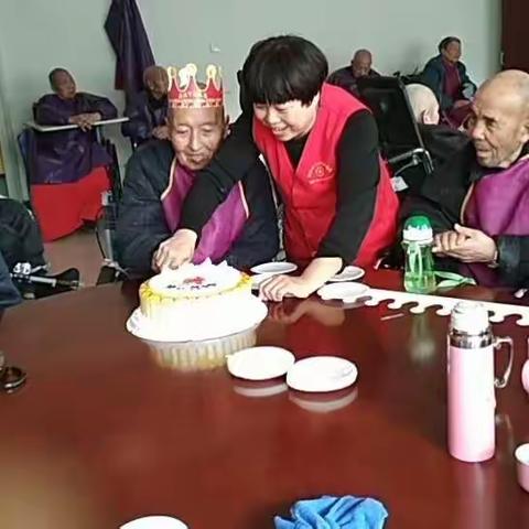 安心养老院~情暖老人~为老人过集体生日