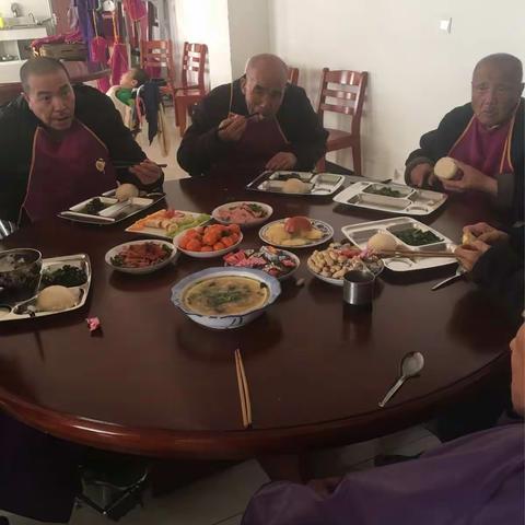 安心养老院新年第一餐