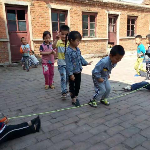 幼儿园的一日生活充满了快乐和趣味，天真可爱的孩子无忧无虑的享受着甜美的幸福生活。