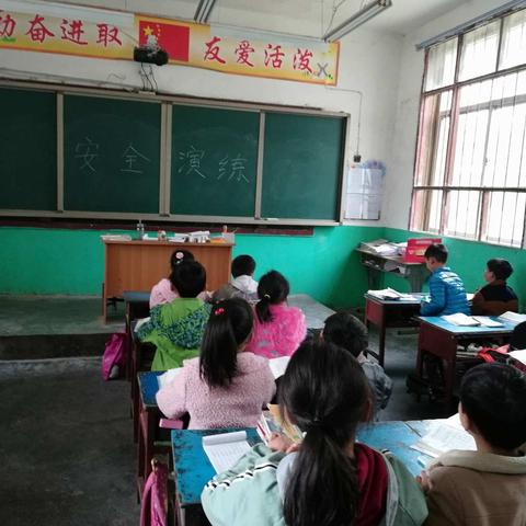 杨坡小学三月安全演练