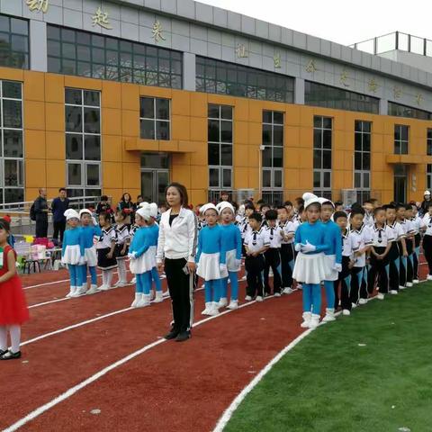 运动场上展风采——记白塔岭小学二年级四班运动会