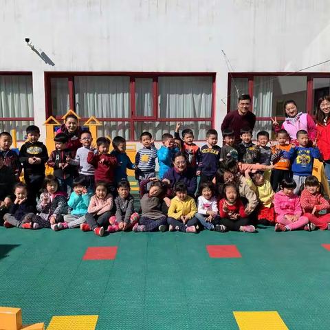 春暖花开的季节我们的游乐场已经搭建起来了。