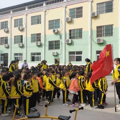 我和秋天有个约会―― 莘县古云镇欣思维幼儿园“找秋天”活动　　秋天如画，如诗，如歌，