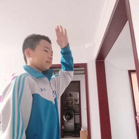 初一六班第八周升旗仪式图片收集