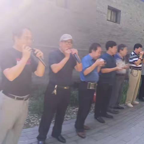 唐山大众口琴乐团2021年8月25日在唐山市凤凰山公园进行了疫情期间的第三次排练。音乐指导：王学刊