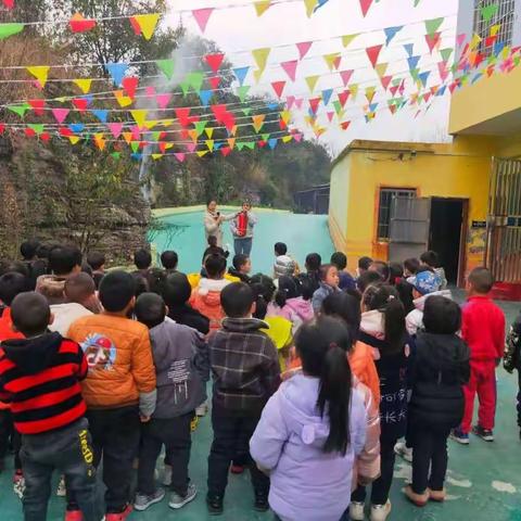 11月26日下午，金鹰卡通幼儿园为切实加强幼儿园消防安全教育，提高师幼应对火灾危险的应急处理能力，积累集、