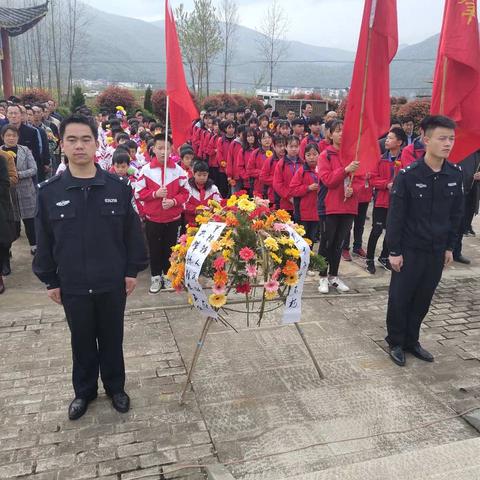 缅怀英烈，奋勇前行——肇陈小学开展清明扫墓活动