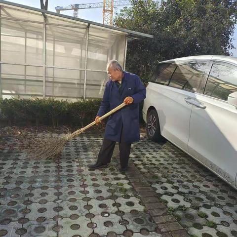 小寨华都小区为了更好的市区要求对小区死角卫生进行大扫除。