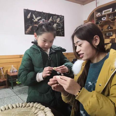 大家好！我是二年级一班周嘉怡同学。我正在参加池阳小学寒假“微实践  做中学”之传统美食我赞扬活动。