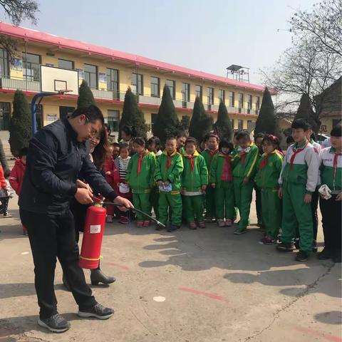 巩村小学消防安全演练