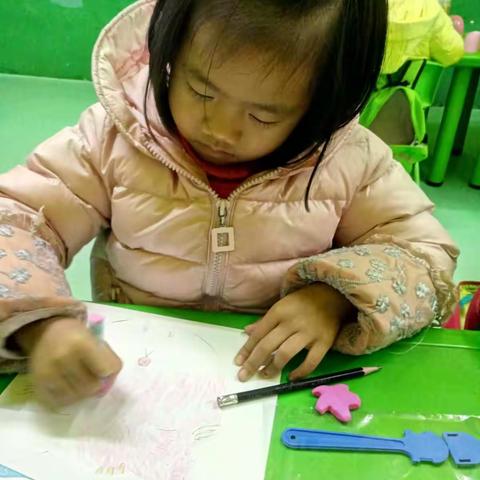每一个宝贝都在认真的制作手工👏👏