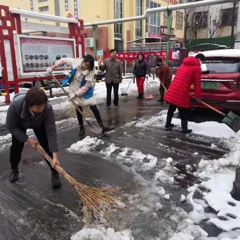 梅园社区开展扫雪活动