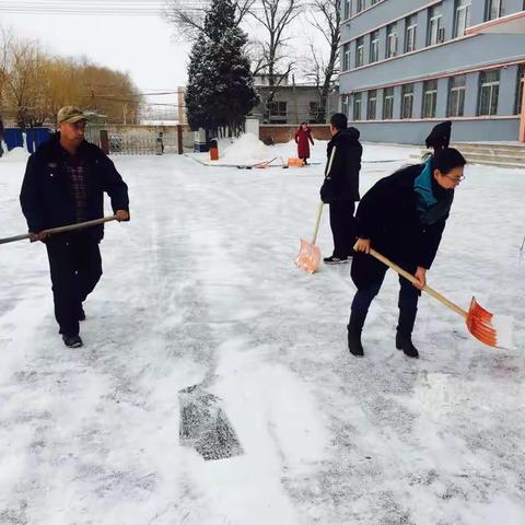 首山镇一中党员教师带头扫雪保安全