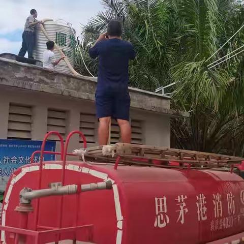 民警供水进校园，全体师生乐开颜