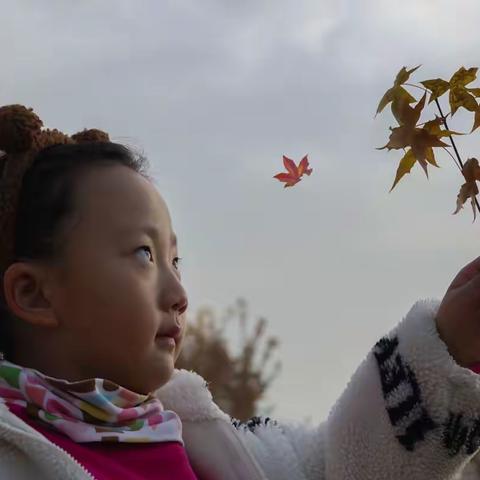 秋天里成长的美少女