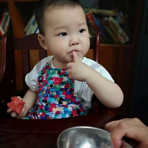 小家伙爱吃🍉