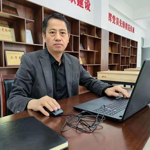 闫大捷美术名师工作室特聘保定学院美术与设计学院院长金星教授，做专题讲座《消费主义与绿色设计》