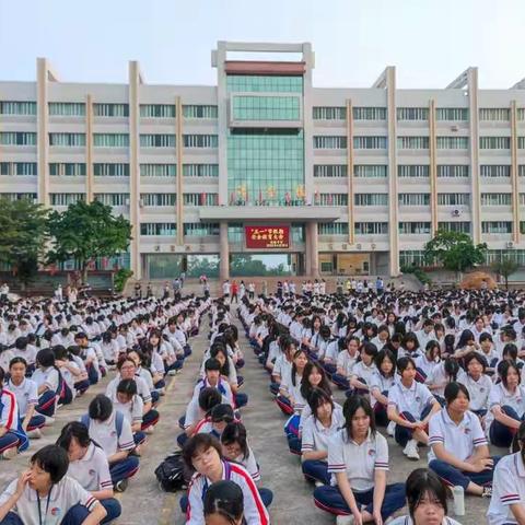 家校互动，筑牢安全屏障；家校合作，共保学生成长——海陵中学开展“五一”假期安全教育系列活动