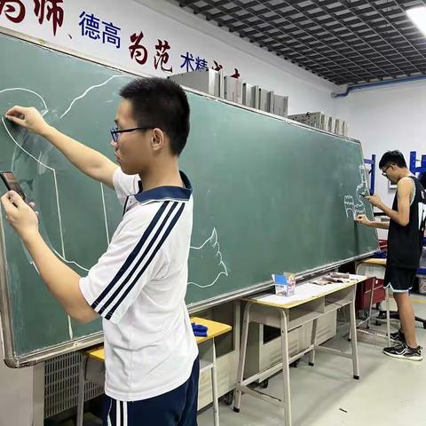 20机电3+2班一一《学习二十大   奋进新征程》黑板报