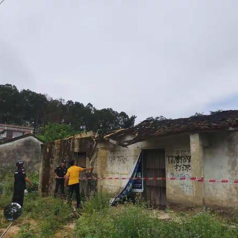 龙马村委会对存在安全隐患房屋安全警示工作