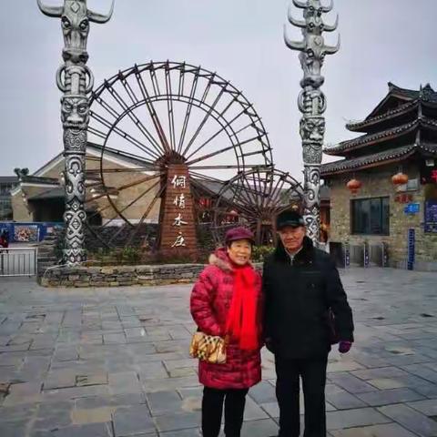 游侗族水庄和山靑水秀的漓江