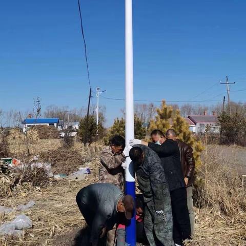 新世纪村党支部为曙光屯百姓安装路灯