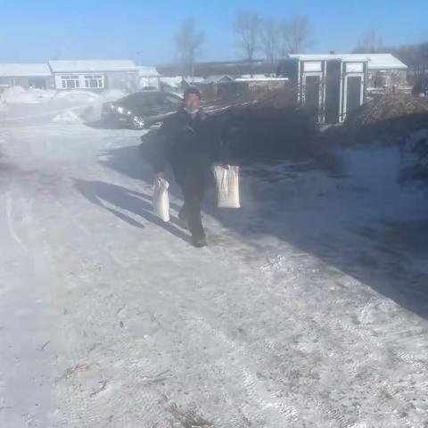 春节期间讷河市国税局帮扶人为新世纪村脱贫户送温暖