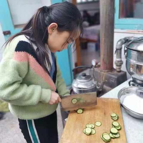 拌菜有千秋，巧手得佳肴。                  ——夏邱镇中心小学四（4）中队做凉拌菜纪实