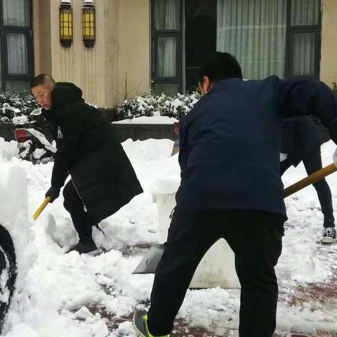 团结就是力量，金柏庄酒店刘总带领家人们清扫积雪!