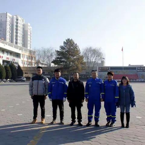 蓝天救援队助力靖边一小消毒防控工作