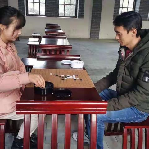 “团结奋进 勇于争先”——青木川镇九年制学校举行教职工乒乓球及棋类比赛活动
