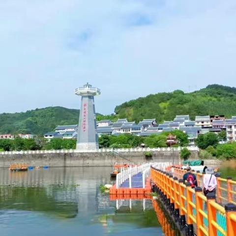 尤溪彩阳大草原  后楼第八党支部党员红色  教育祖国美丽江山一日游 地点：彩阳大草原、郑家大厝、尤溪口渔 村。
