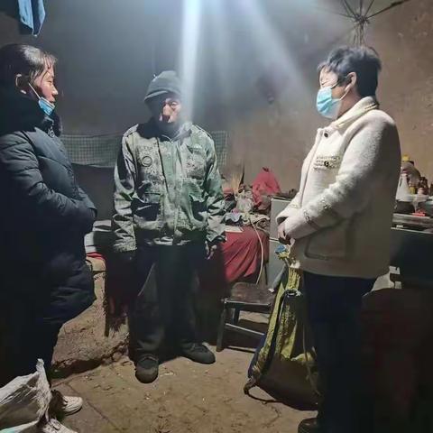 岩井村低保户王苏田单身，疫情期间他在家逃避阳，没出门，有的人说好多天没见他了，村委会又去看看他是怎么了。