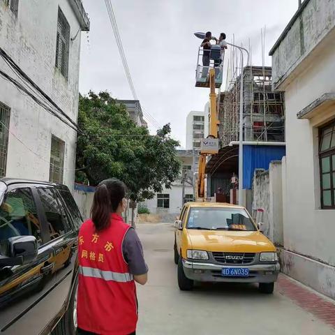 维修路灯，照亮民心