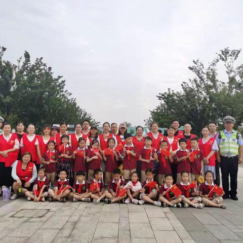 【安全交通，志愿有我】 龙小一11班小手牵大手现场交通协警来啦！