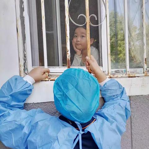 网格员李凤英的一天：与居民心手相牵，静待疫去