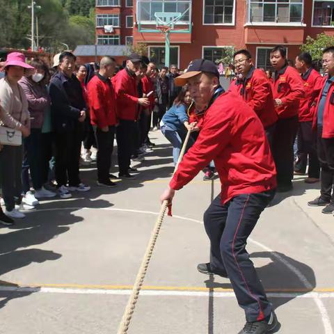 厂坝矿举办“庆五一”职工拔河比赛