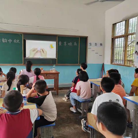 【我们的节日】巧手做花灯   情暖度中秋