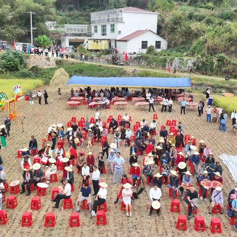 英山县岩河岭村“丰收节”